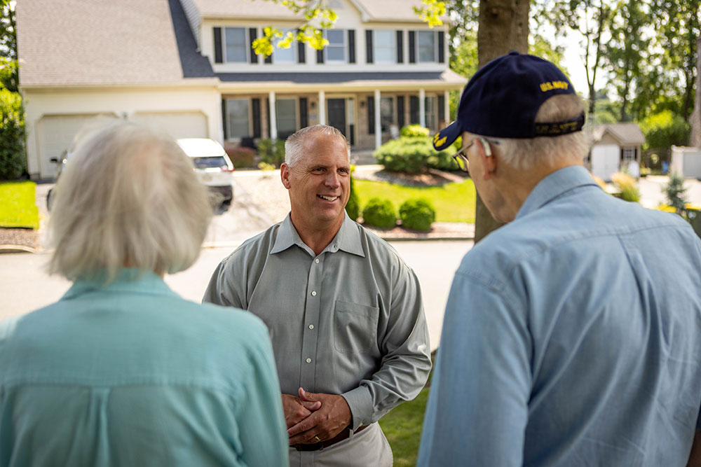 Image of Joe Emrick speaking with seniors